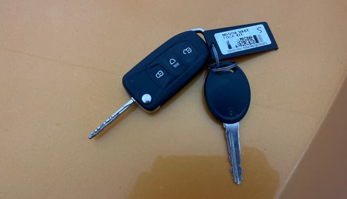 2017 Tata Tiago XZ PETROL, Petrol, Manual, 15,822 km, Key Close Up