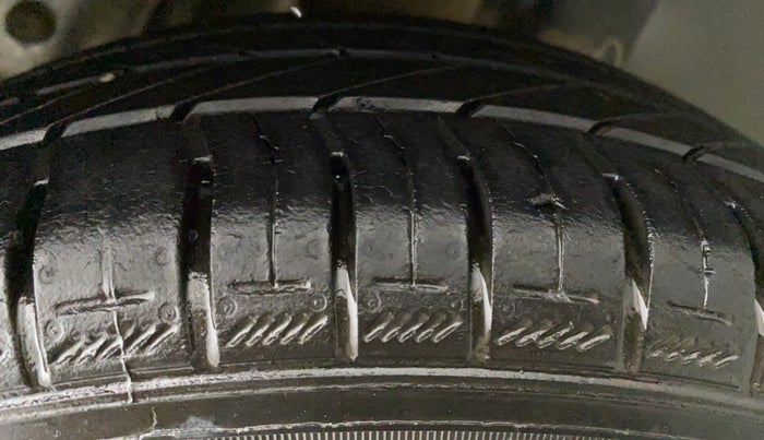 2017 Hyundai Eon SPORTZ, Petrol, Manual, 30,214 km, Left Rear Tyre Tread