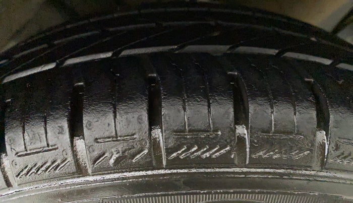 2017 Hyundai Eon SPORTZ, Petrol, Manual, 30,214 km, Left Front Tyre Tread