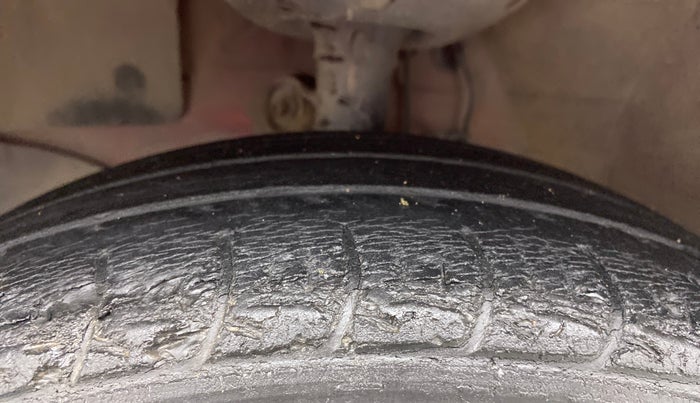 2013 Honda Brio V MT, Petrol, Manual, 60,993 km, Left Front Tyre Tread
