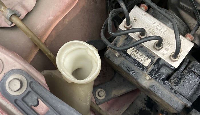 2013 Honda Brio V MT, Petrol, Manual, 60,993 km, Front windshield - Wiper bottle cap missing