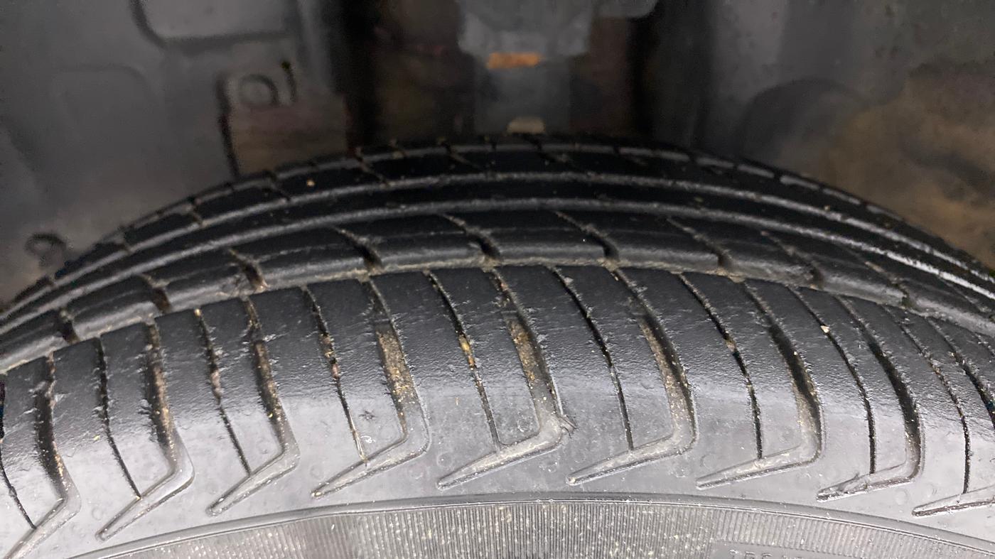 2018 Renault Kwid RXT 1.0 (O), Petrol, Manual, 34,810 km, Left Front Tyre Tread