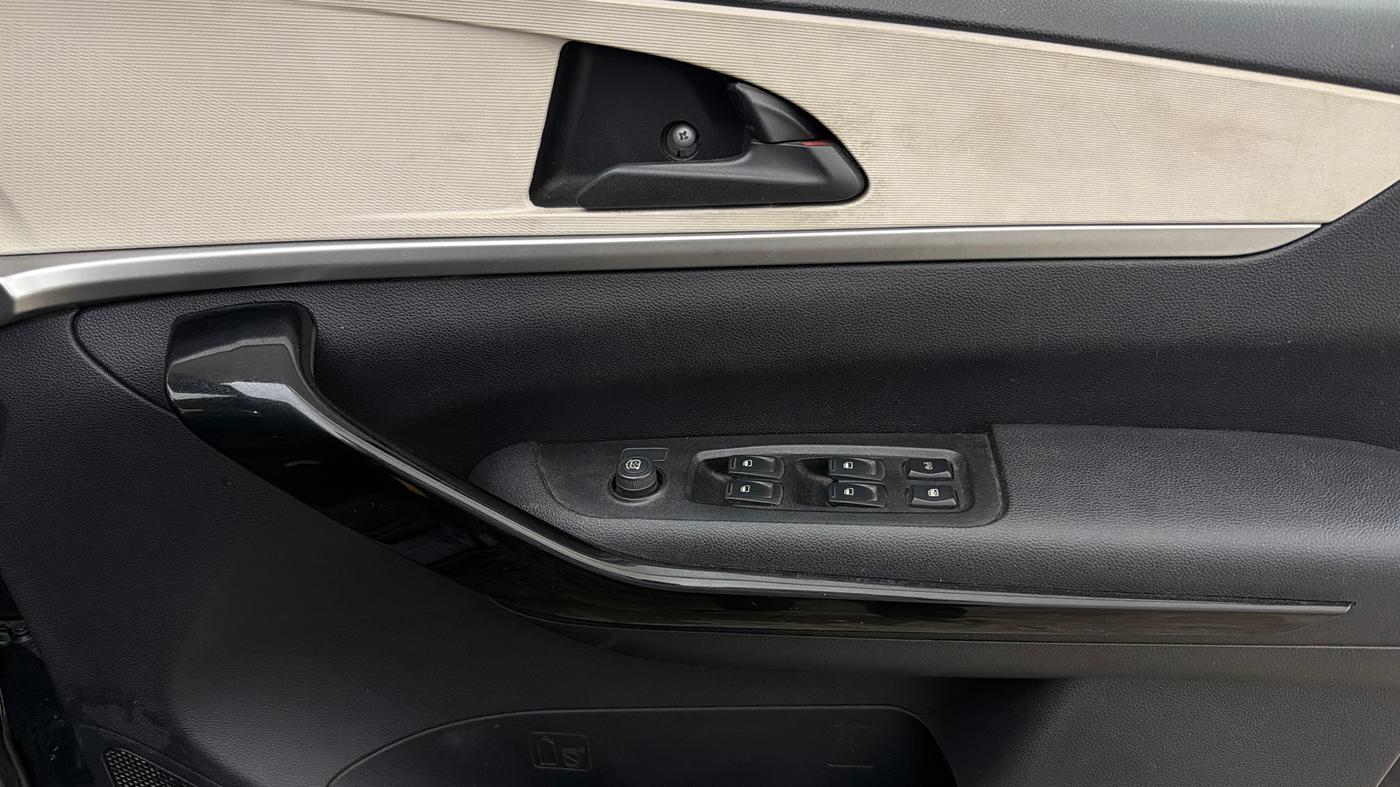 2022 Mahindra XUV700 AX 5 P AT 5 STR, Petrol, Automatic, 58,618 km, Driver Side Door Panels Control