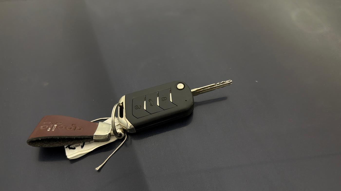 2022 Mahindra XUV700 AX 5 P AT 5 STR, Petrol, Automatic, 58,618 km, Key Close Up