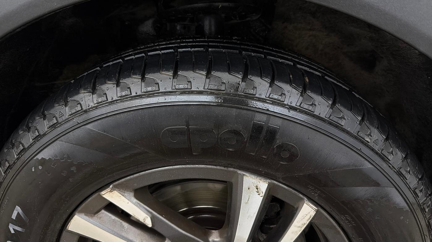 2022 Mahindra XUV700 AX 5 P AT 5 STR, Petrol, Automatic, 58,618 km, Right Front Tyre Tread