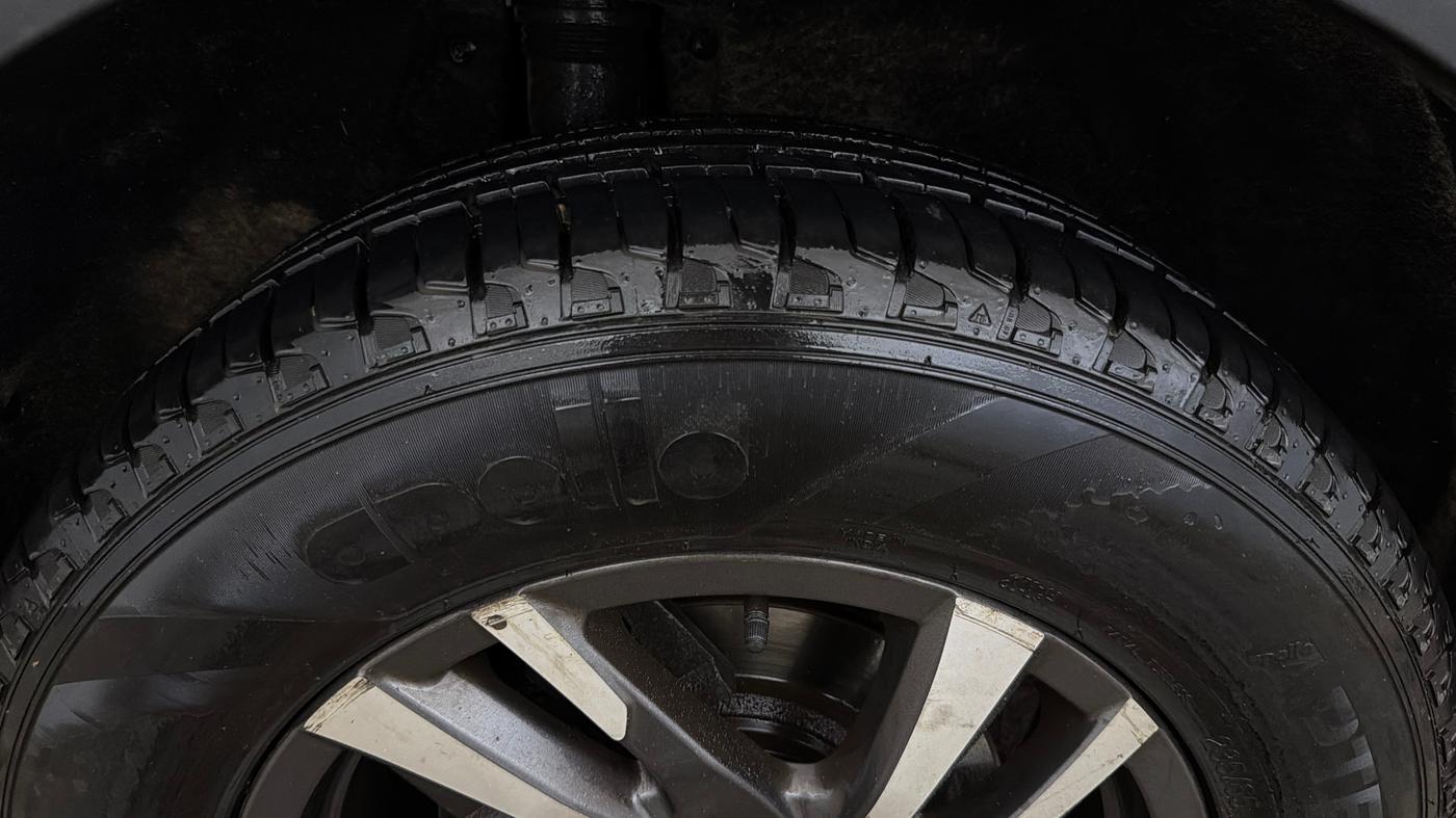 2022 Mahindra XUV700 AX 5 P AT 5 STR, Petrol, Automatic, 58,618 km, Right Rear Tyre Tread