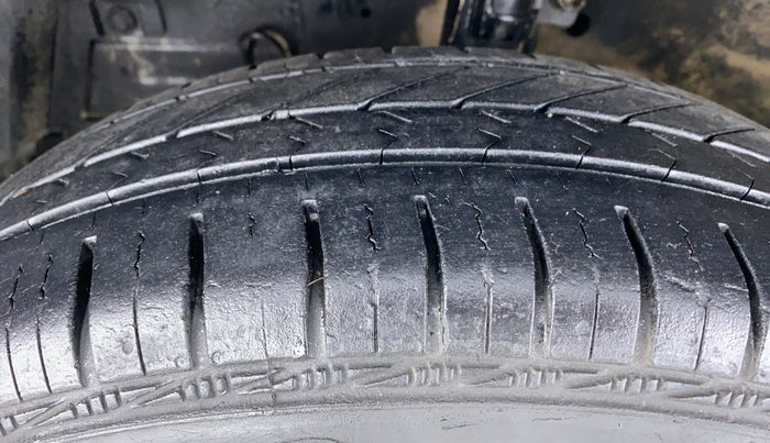 2014 Maruti Swift Dzire LDI, Diesel, Manual, 80,740 km, Left Front Tyre Tread