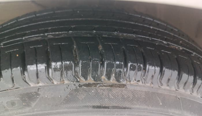 2020 Maruti Swift LXI, Petrol, Manual, 32,865 km, Left Front Tyre Tread
