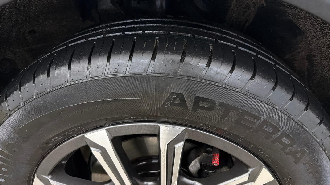 2023 Mahindra XUV700 AX 7 LUXURY P AT 7 STR, Petrol, Automatic, 35,320 km, Right Front Tyre Tread