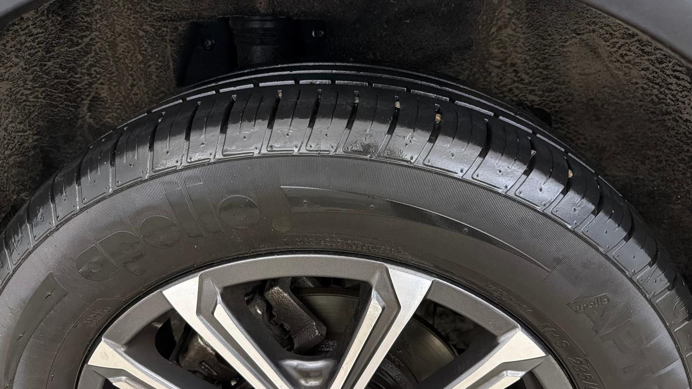 2023 Mahindra XUV700 AX 7 LUXURY P AT 7 STR, Petrol, Automatic, 35,320 km, Right Rear Tyre Tread