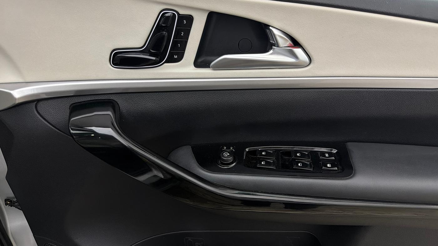 2023 Mahindra XUV700 AX 7 LUXURY P AT 7 STR, Petrol, Automatic, 35,320 km, Driver Side Door Panels Control