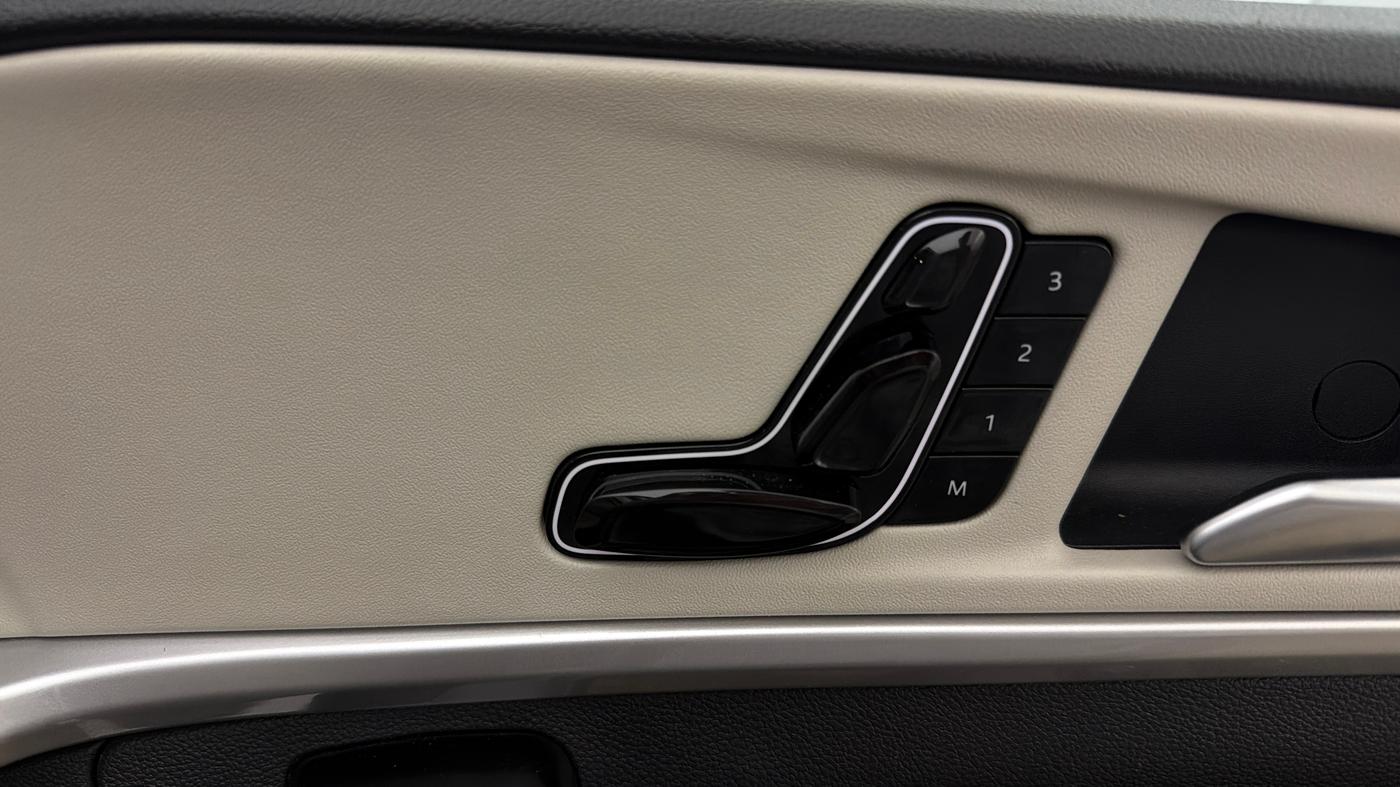 2023 Mahindra XUV700 AX 7 LUXURY P AT 7 STR, Petrol, Automatic, 35,320 km, Driver Side Adjustment Panel