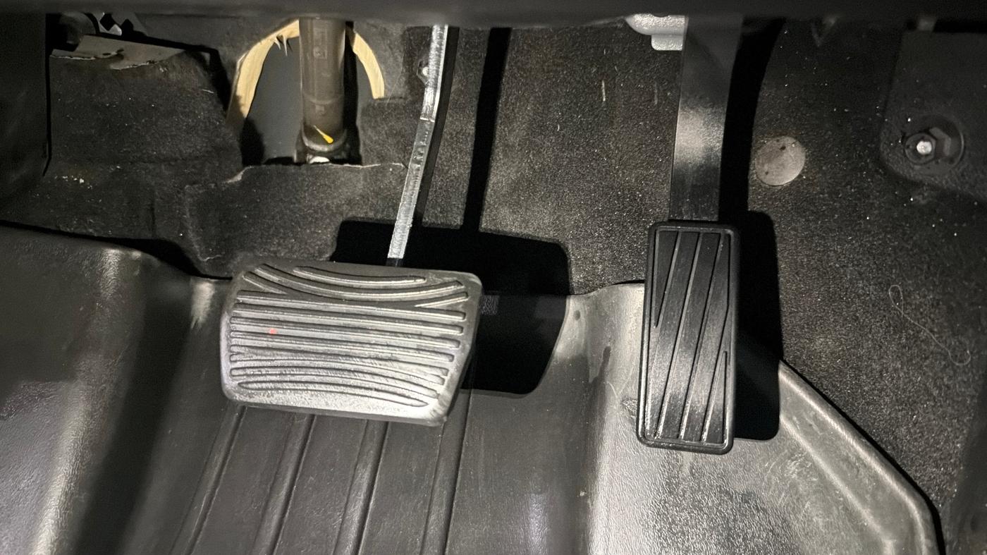 2023 Mahindra XUV700 AX 7 LUXURY P AT 7 STR, Petrol, Automatic, 35,320 km, Pedals