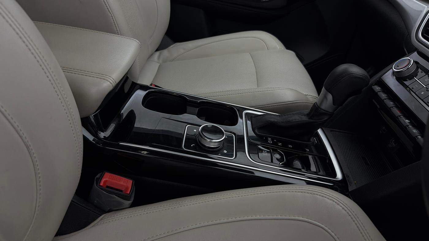2023 Mahindra XUV700 AX 7 LUXURY P AT 7 STR, Petrol, Automatic, 35,320 km, Gear Lever