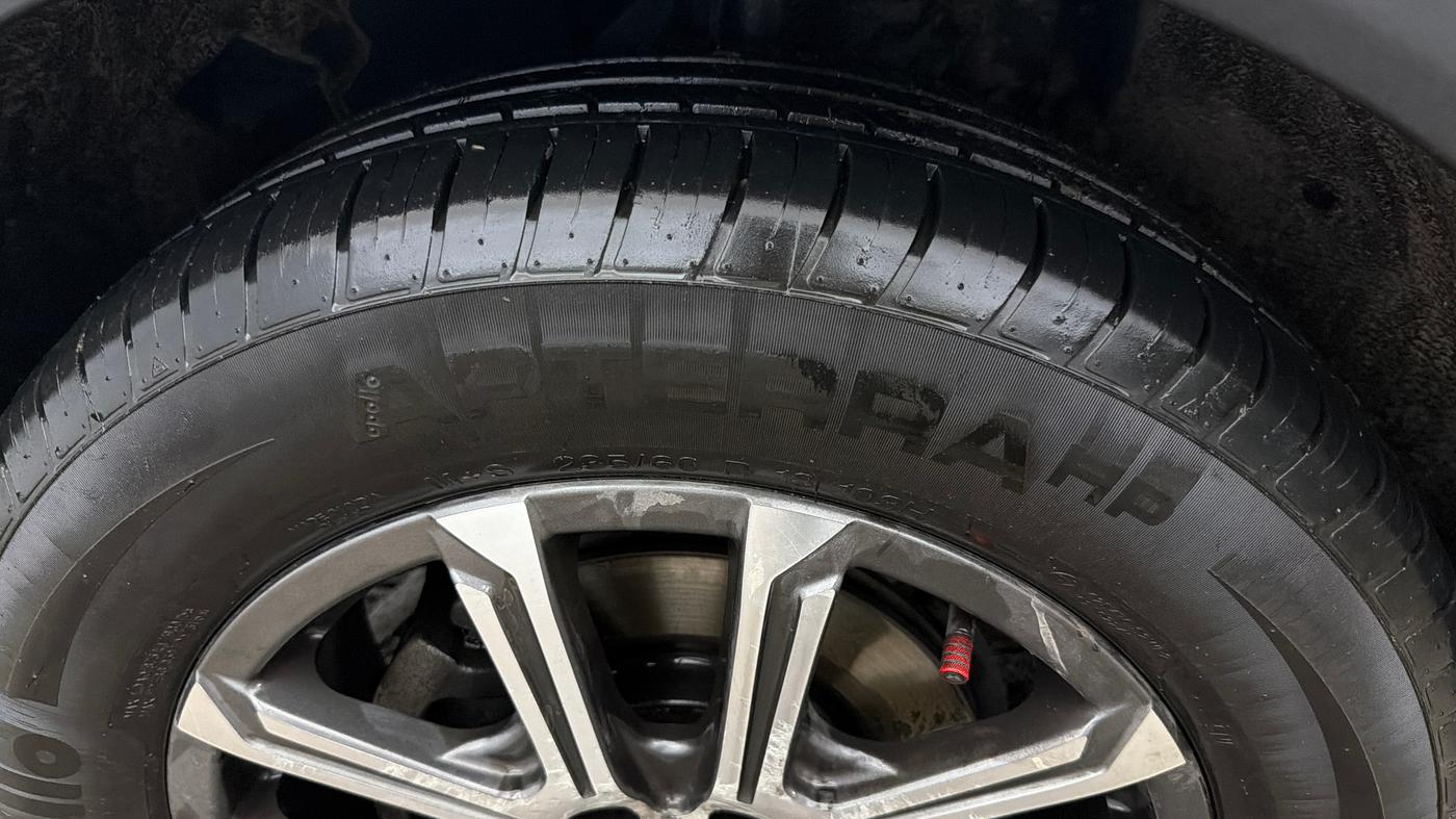 2023 Mahindra XUV700 AX 7 LUXURY P AT 7 STR, Petrol, Automatic, 35,320 km, Left Front Tyre Tread