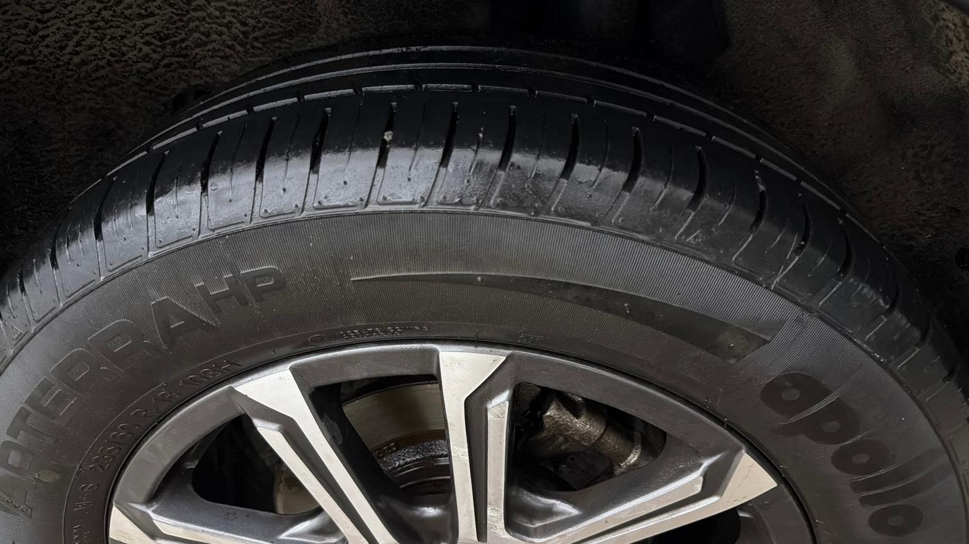 2023 Mahindra XUV700 AX 7 LUXURY P AT 7 STR, Petrol, Automatic, 35,320 km, Left Rear Tyre Tread