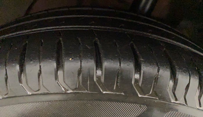 2015 Tata Bolt XMS REVOTRON, Petrol, Manual, 60,878 km, Right Rear Tyre Tread