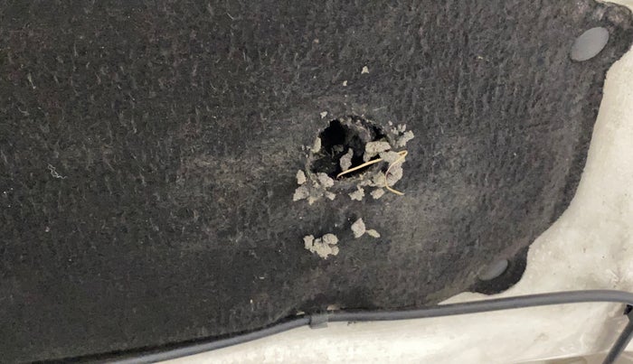 2020 Renault TRIBER RXZ, Petrol, Manual, 77,180 km, Bonnet (hood) - Insulation cover has minor damage