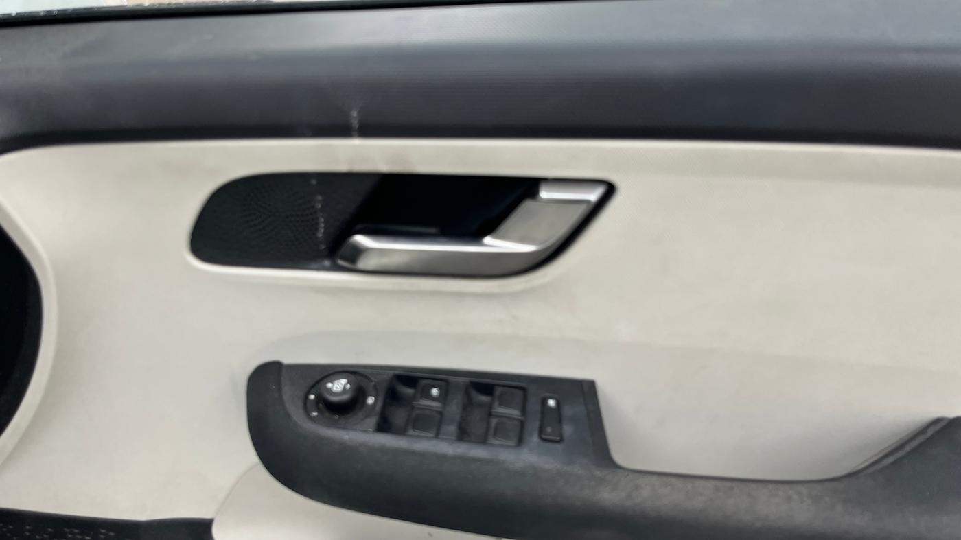 2023 Tata ALTROZ XZA, Petrol, Automatic, 50,540 km, Driver Side Door Panels Control