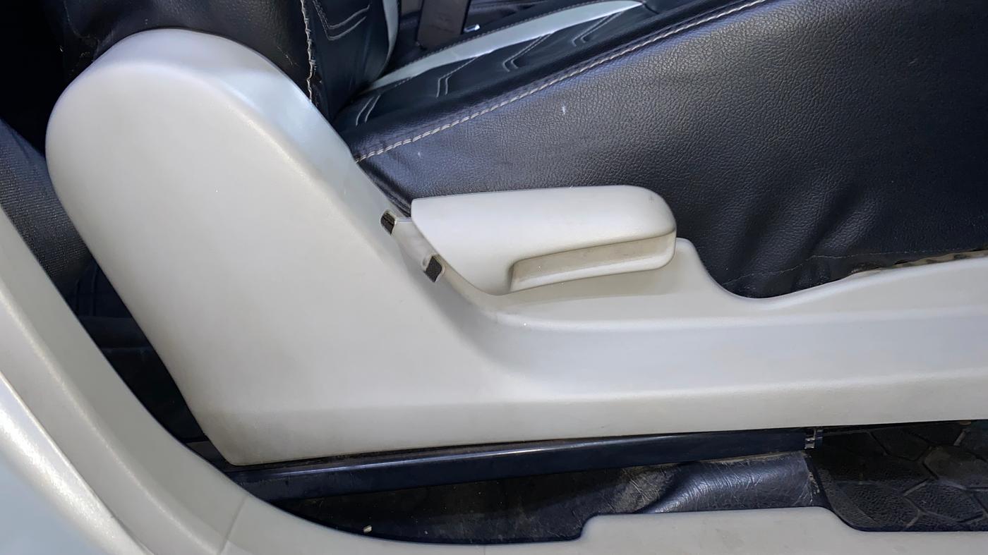2016 Maruti Celerio VXI CNG, CNG, Manual, 1,09,958 km, Driver Side Adjustment Panel