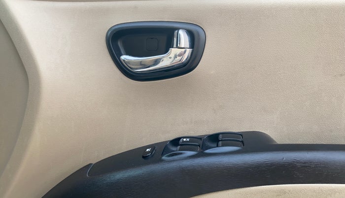 2014 Hyundai i10 SPORTZ 1.1, Petrol, Manual, 96,322 km, Driver Side Door Panels Control