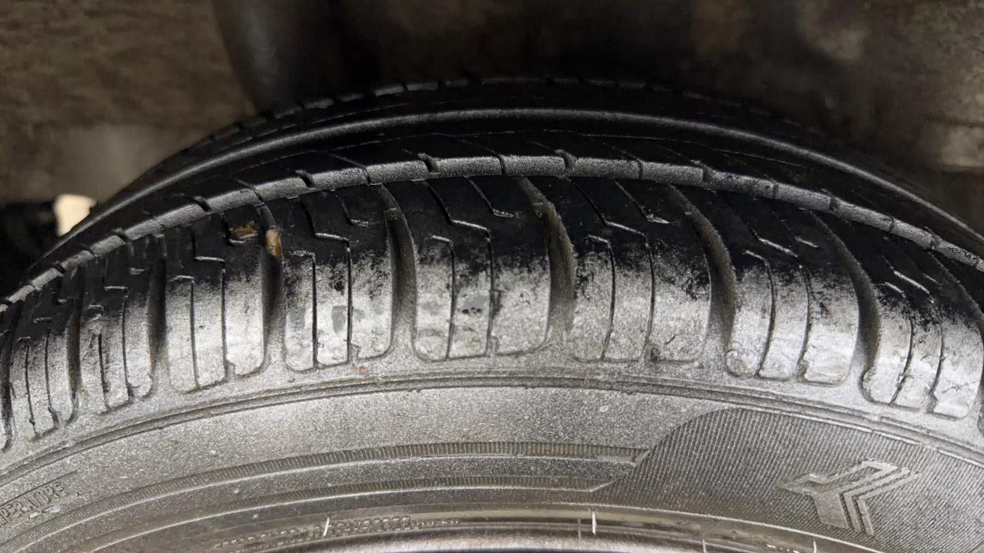 2015 Honda Brio S MT, Petrol, Manual, 92,576 km, Right Rear Tyre Tread