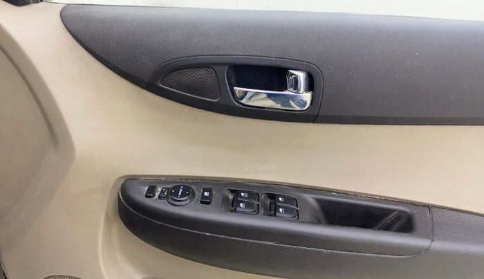 2013 Hyundai i20 SPORTZ 1.4 CRDI, Diesel, Manual, 1,05,964 km, Driver Side Door Panels Control