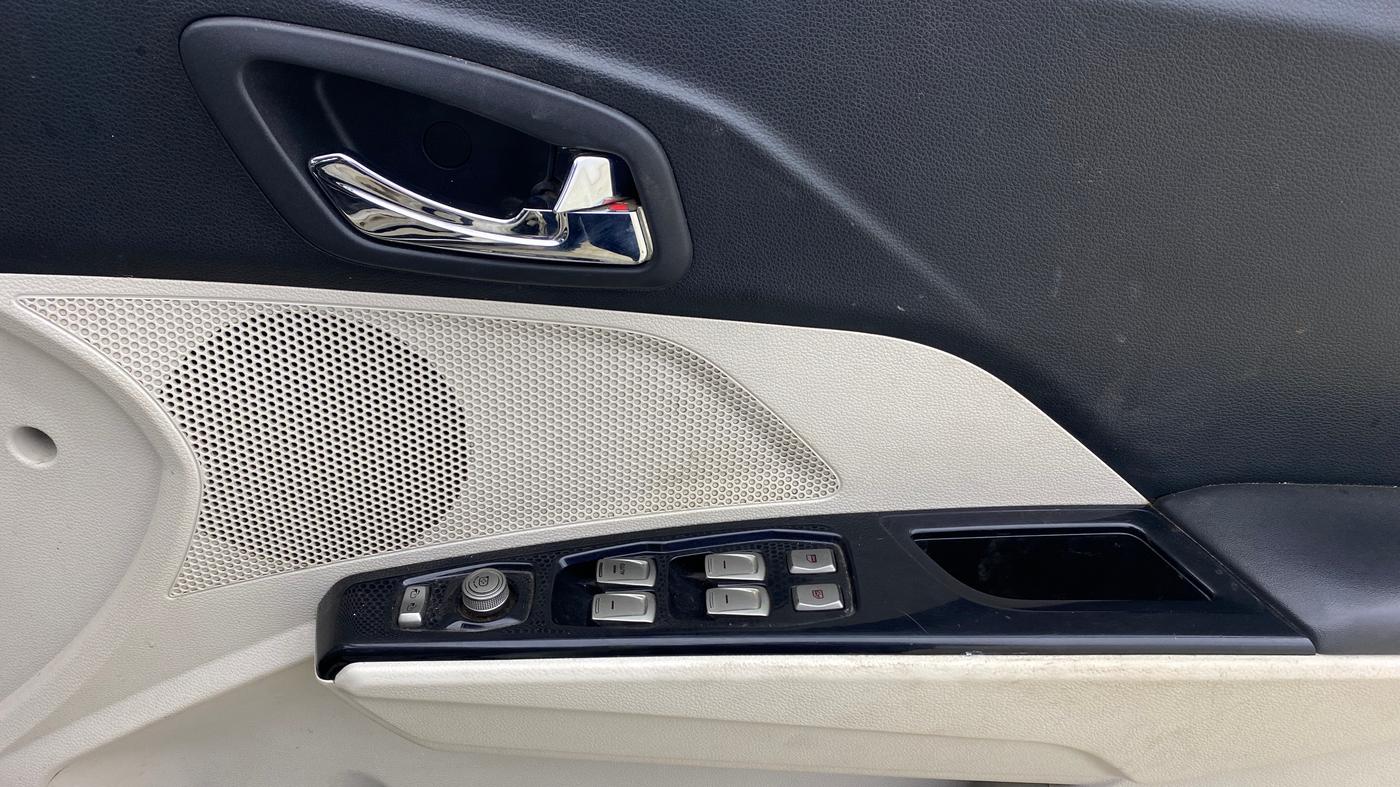 2022 Mahindra XUV300 W8 (O) 1.5 DIESEL AMT, Diesel, Automatic, 86,532 km, Driver Side Door Panels Control