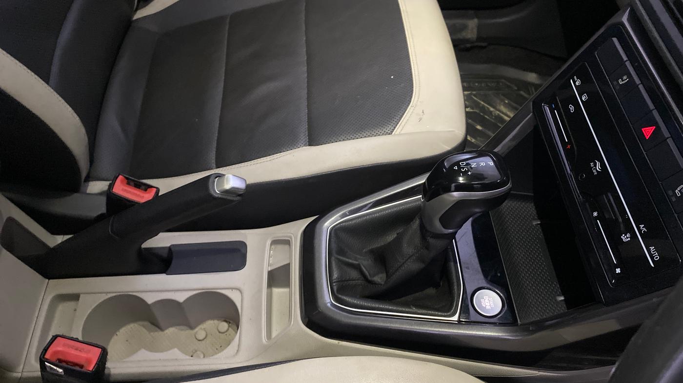 2022 Volkswagen TAIGUN TOPLINE 1.0 TSI AT, Petrol, Automatic, 38,551 km, Gear Lever