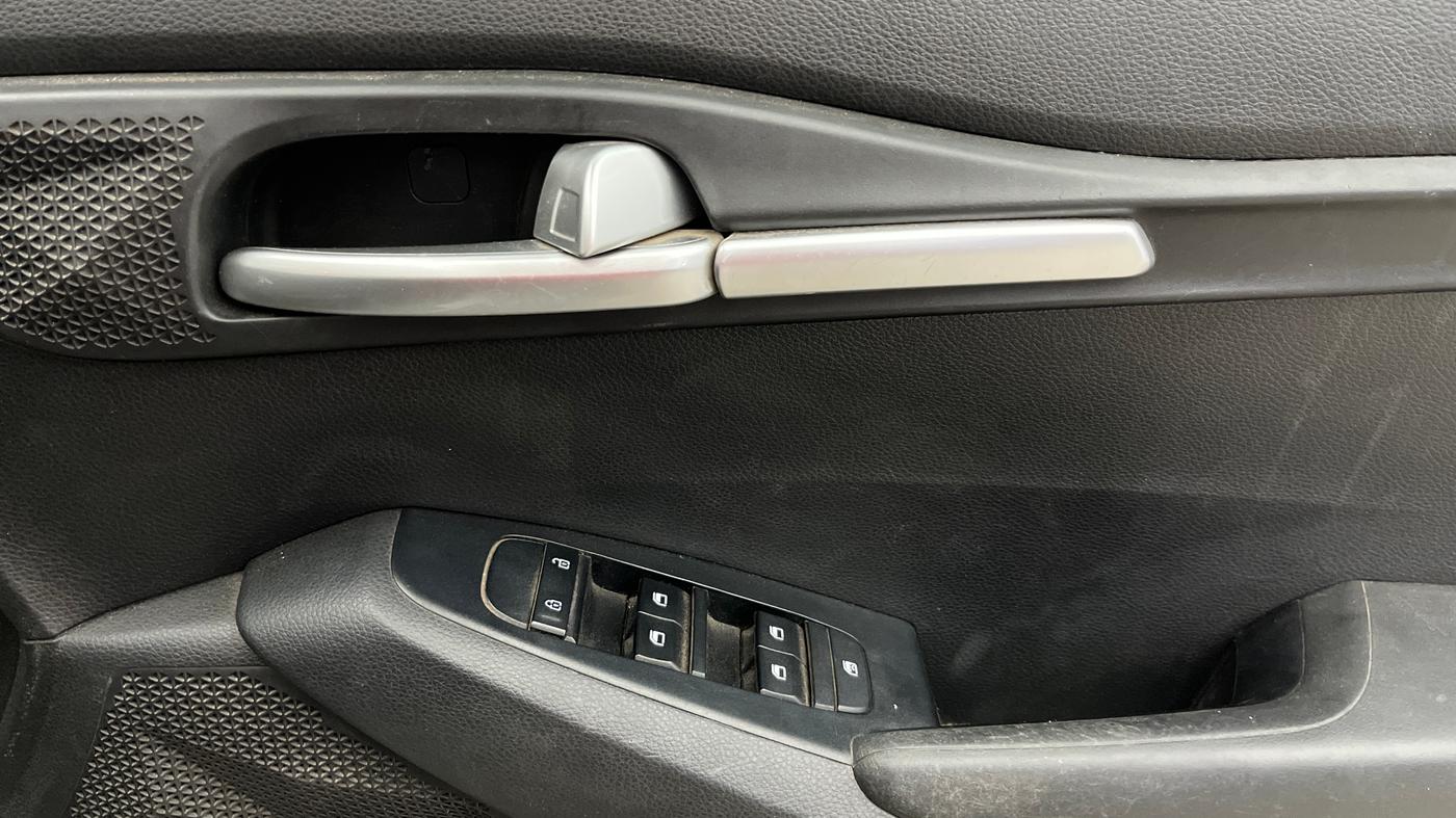 2021 KIA SELTOS HTE 1.5 PETROL, CNG, Manual, 60,780 km, Driver Side Door Panels Control