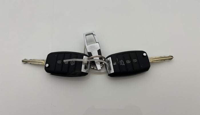 2021 KIA SELTOS HTE 1.5 PETROL, CNG, Manual, 60,780 km, Key Close Up