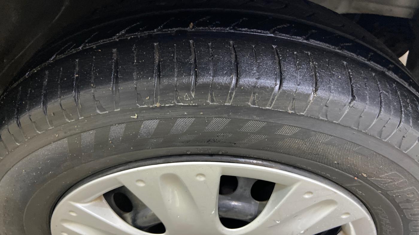 2013 Honda Brio S MT, Petrol, Manual, 94,567 km, Right Front Tyre Tread