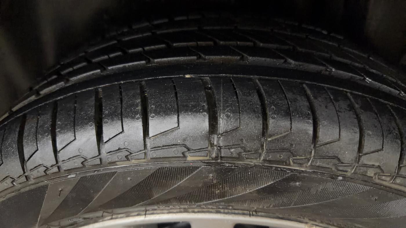 2015 Maruti Ciaz ZXI, Petrol, Manual, 61,067 km, Left Rear Tyre Tread