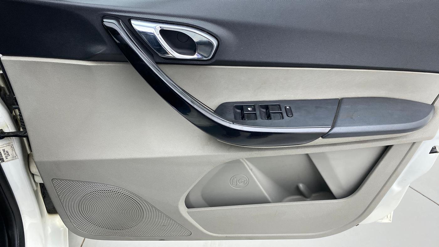 2018 Tata Tiago XZ 1.2 REVOTRON, Petrol, Manual, 50,999 km, Driver Side Door Panels Control