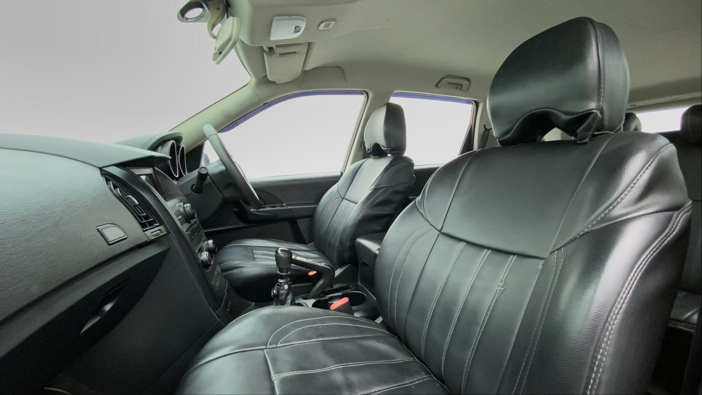2018 Mahindra XUV500 W5 FWD, Diesel, Manual, 60,096 km, Right Side Front Door Cabin