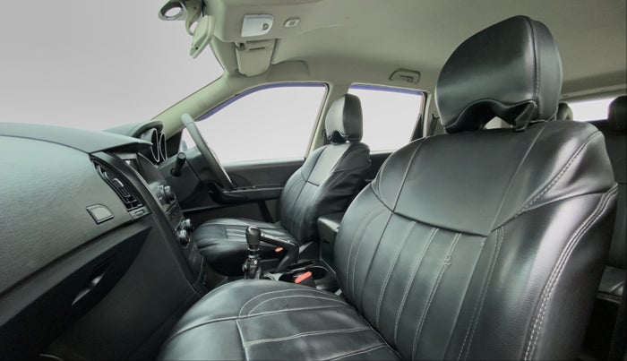 2018 Mahindra XUV500 W5 FWD, Diesel, Manual, 60,096 km, Right Side Front Door Cabin