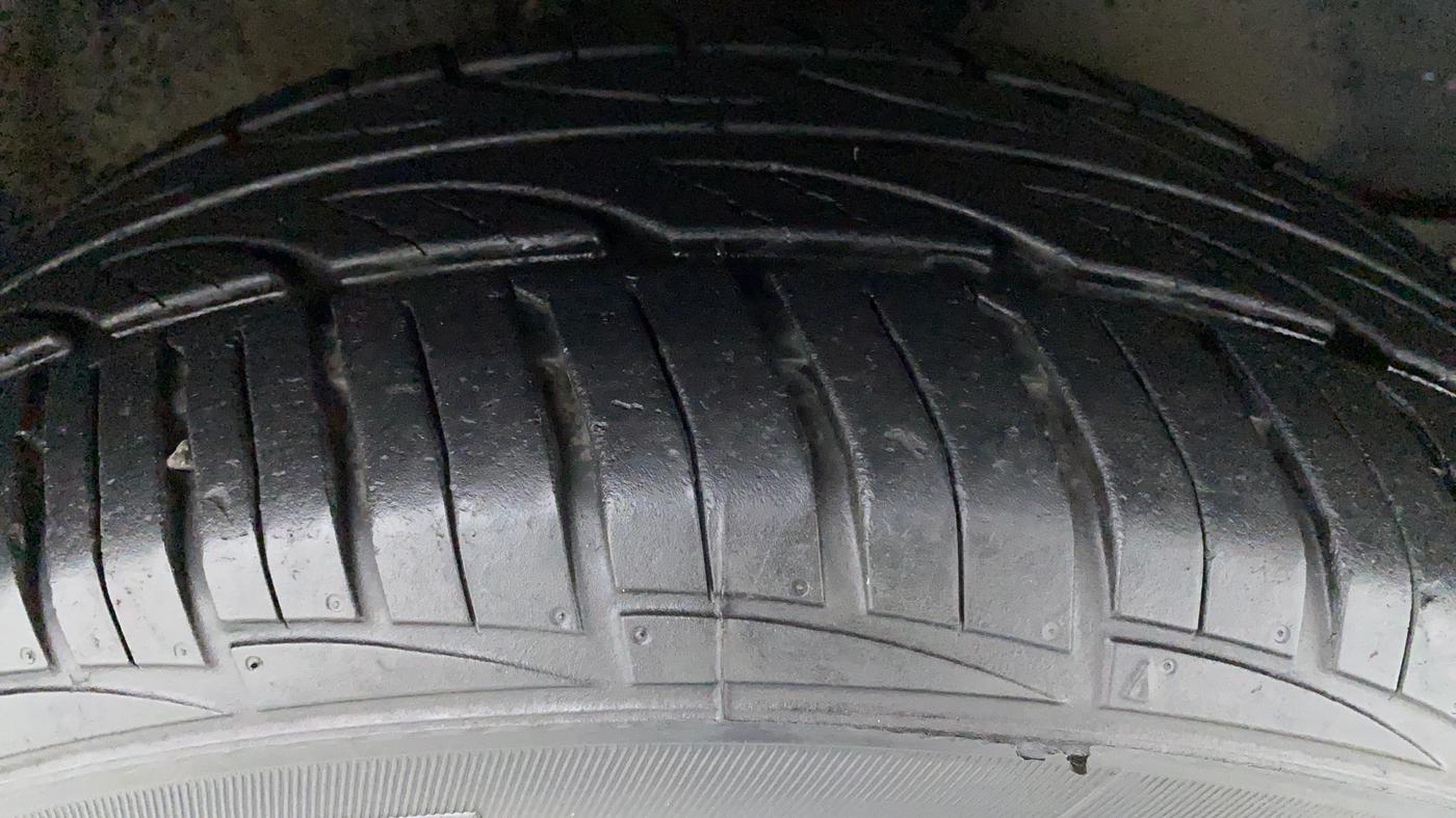 2016 Toyota Corolla Altis G, Petrol, Manual, 38,119 km, Right Front Tyre Tread