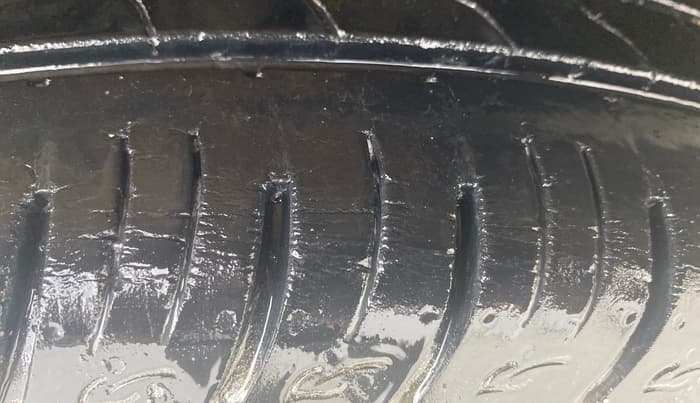 2014 Renault Duster 85 PS RXL DIESEL, Diesel, Manual, 1,12,970 km, Left Front Tyre Tread