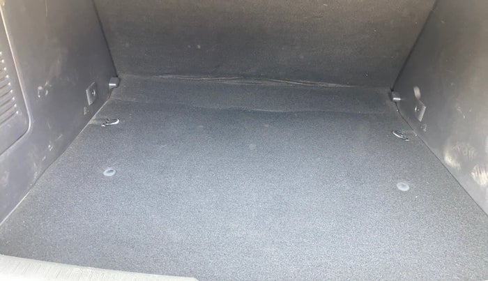 2018 Renault Captur RXT PETROL, Petrol, Manual, 1,45,141 km, Boot Inside