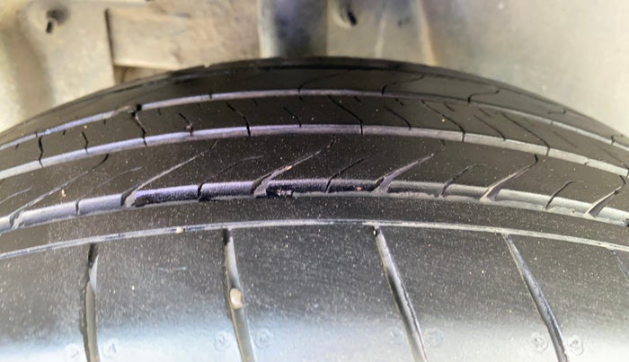 2018 Renault Captur RXT PETROL, Petrol, Manual, 1,45,141 km, Right Rear Tyre Tread