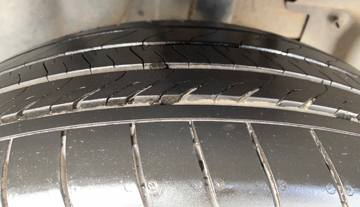 2018 Renault Captur RXT PETROL, Petrol, Manual, 1,45,141 km, Left Rear Tyre Tread