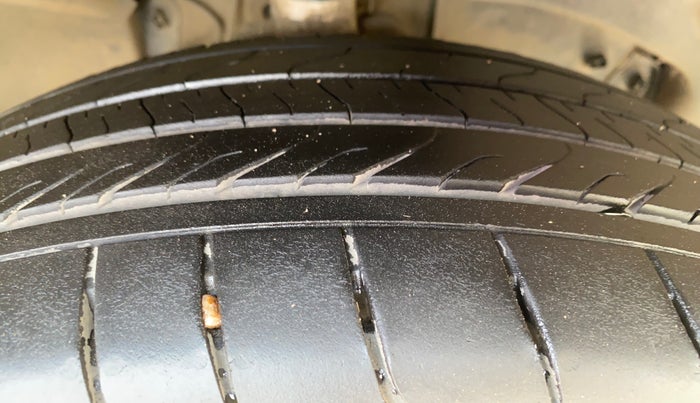 2018 Renault Captur RXT PETROL, Petrol, Manual, 1,45,141 km, Right Front Tyre Tread