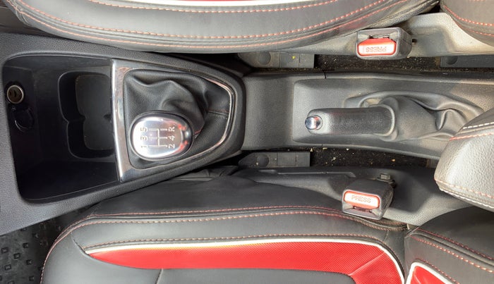 2018 Renault Captur RXT PETROL, Petrol, Manual, 1,45,141 km, Gear Lever