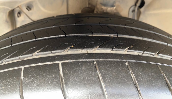 2018 Renault Captur RXT PETROL, Petrol, Manual, 1,45,141 km, Left Front Tyre Tread