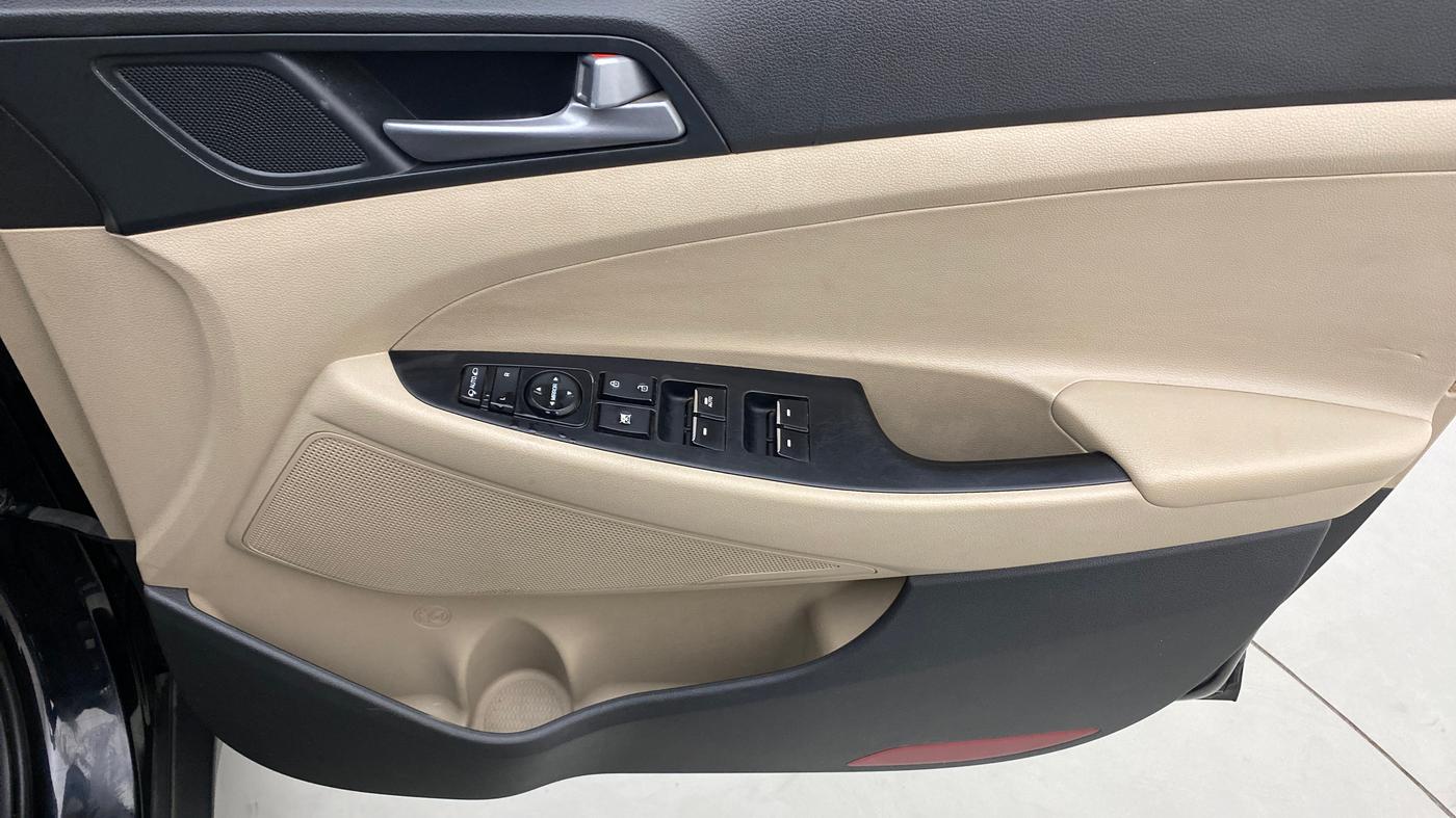 2016 Hyundai Tucson GLS 2WD AT DIESEL, Diesel, Automatic, 40,898 km, Driver Side Door Panels Control