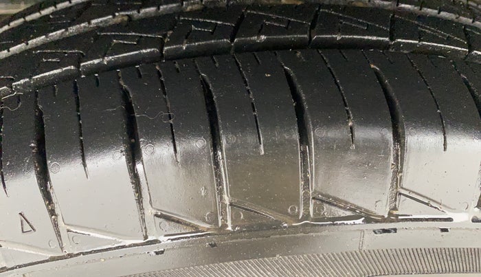 2016 Maruti Swift VXI, Petrol, Manual, 57,190 km, Right Rear Tyre Tread