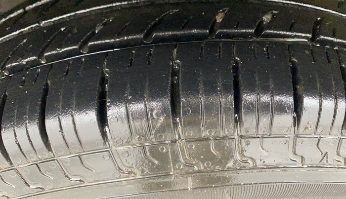 2016 Maruti Swift VXI, Petrol, Manual, 57,190 km, Left Front Tyre Tread