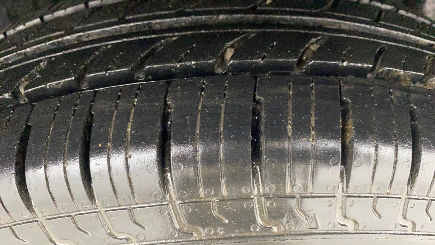 2016 Maruti Swift VXI, Petrol, Manual, 57,380 km, Left Rear Tyre Tread