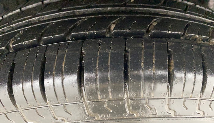 2016 Maruti Swift VXI, Petrol, Manual, 57,190 km, Left Rear Tyre Tread