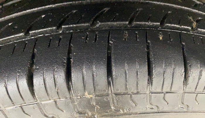 2016 Maruti Swift VXI, Petrol, Manual, 57,190 km, Right Front Tyre Tread